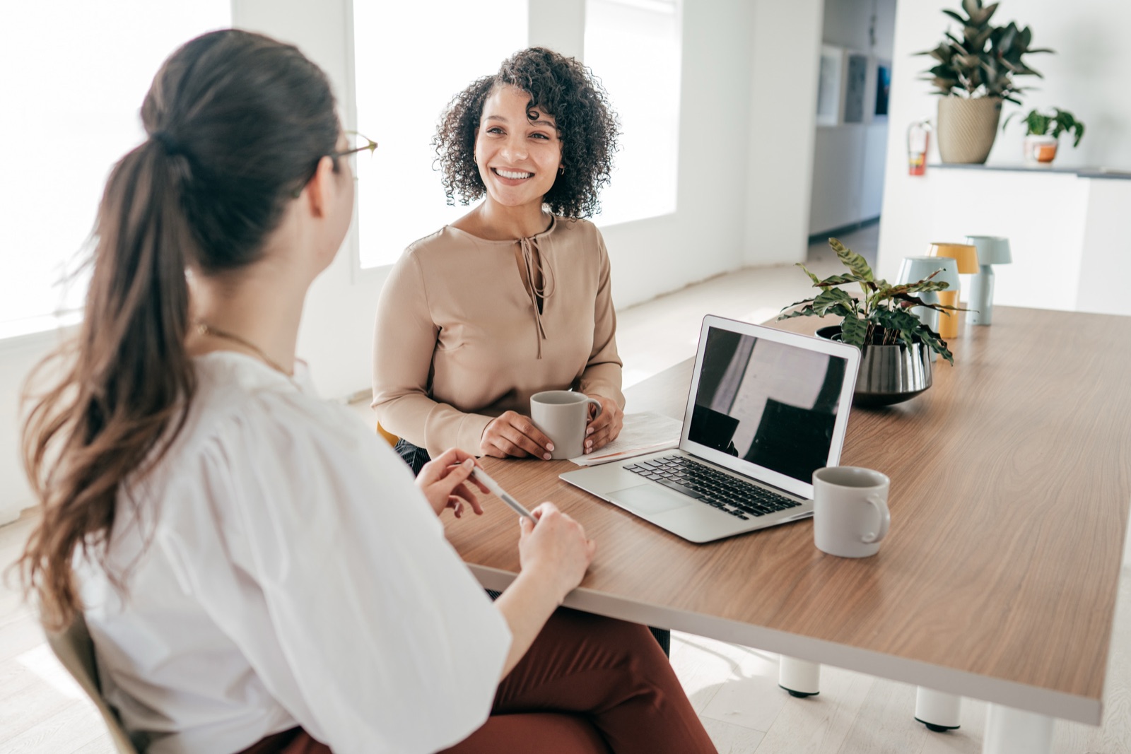 Entretien entre une conseillère et une salariée autour d'une table