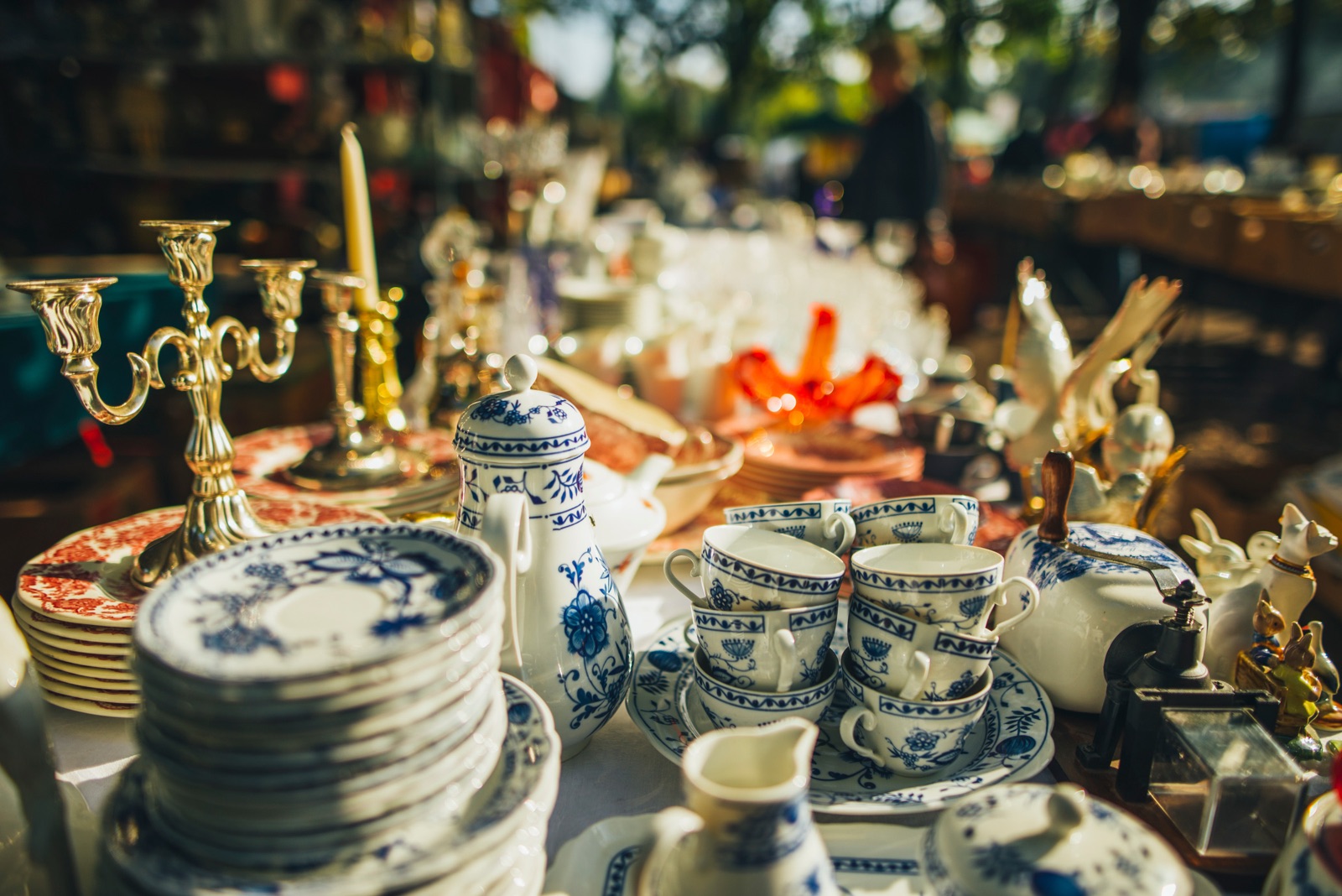 Vaisselle ancienne, chandeliers et objets de brocante en vente